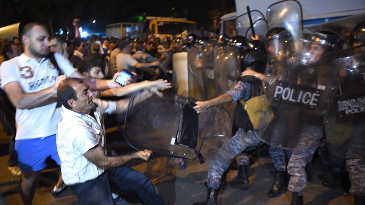 Armenia: masowe aresztowania po starciach z policją