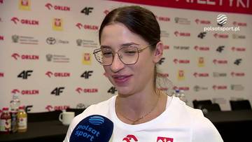 Ewa Swoboda w okularach, uśmiechnięta, udziela wywiadu przed ścianką sponsorską.