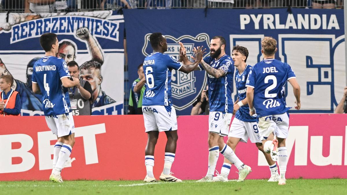 Piłkarze Lecha Poznań świętujący bramkę podczas meczu.