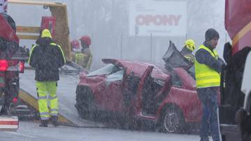 Tragiczny wypadek na ekspresówce. Osobowe auto wbiło się w ciężarówkę