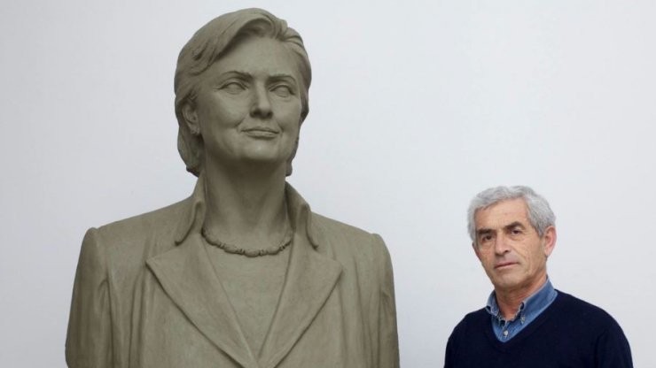 Hillary Clinton doceniona w Albanii. Jej popiersie stanęło w mieście Saranda