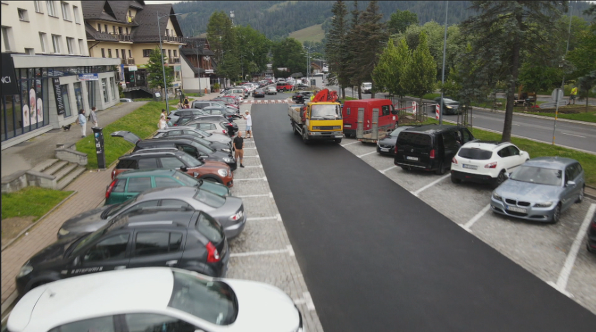 Brakuje parkingów w Zakopanem. Turyści są oburzeni, a władze apelują o zmianę nawyków