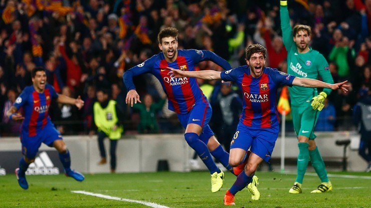 Piłkarze FC Barcelony w niebiesko-bordowych strojach świętują zdobycie bramki na zielonej murawie stadionu, z widownią w tle.
