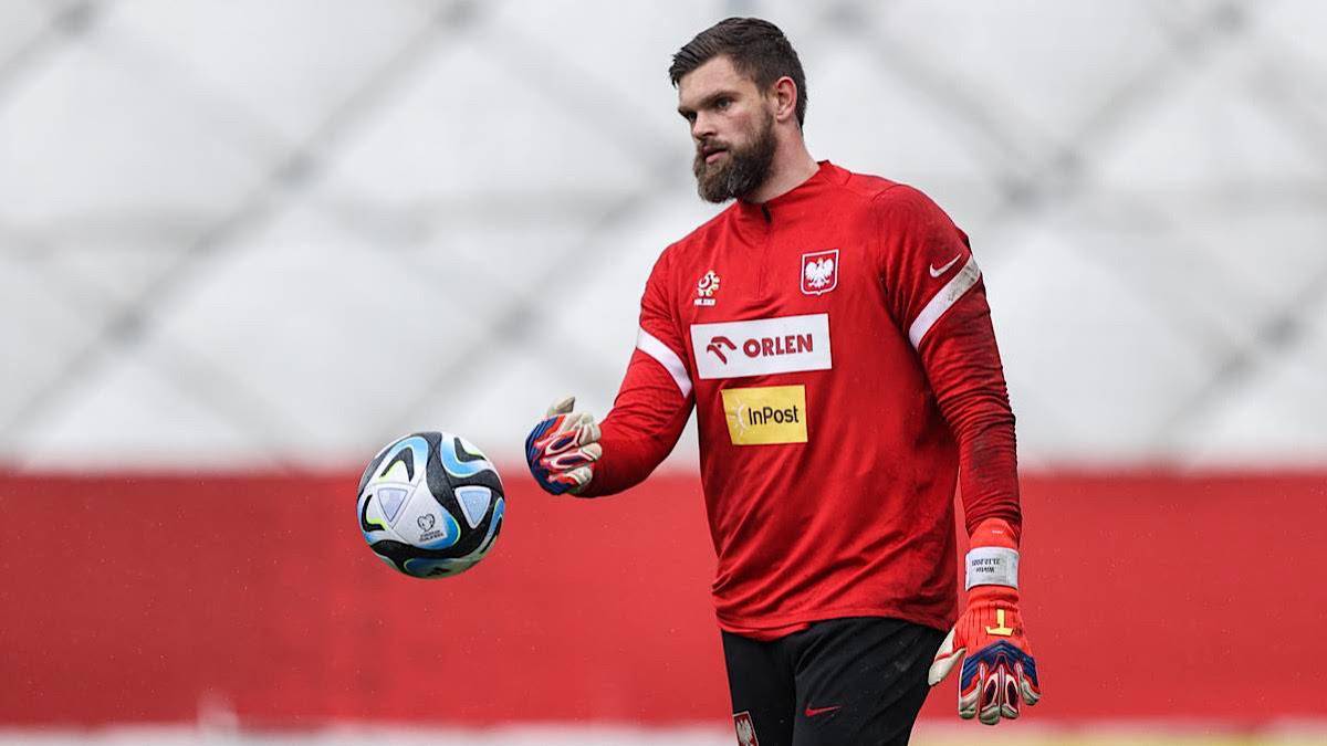 Bramkarz w stroju reprezentacji Polski z piłką