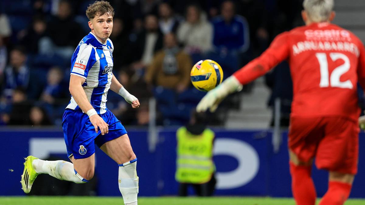 Piłkarz FC Porto Jan Bednarek podczas meczu.