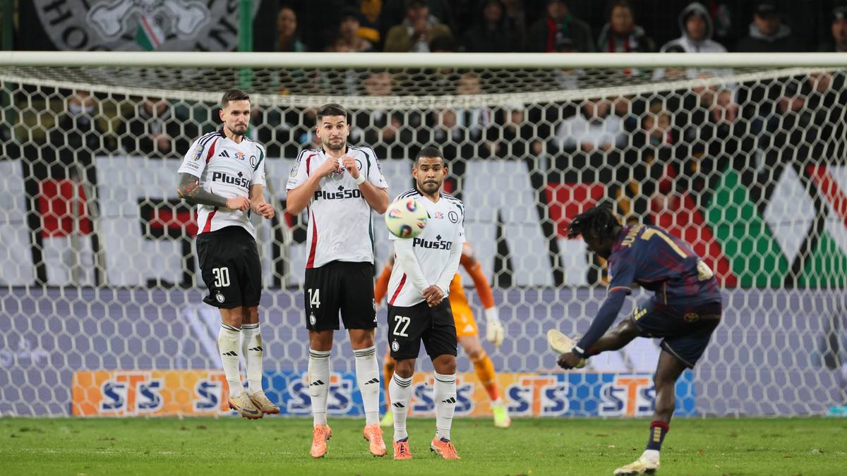 Piłkarz wykonuje rzut wolny podczas meczu Legia Warszawa - Pogoń Szczecin.