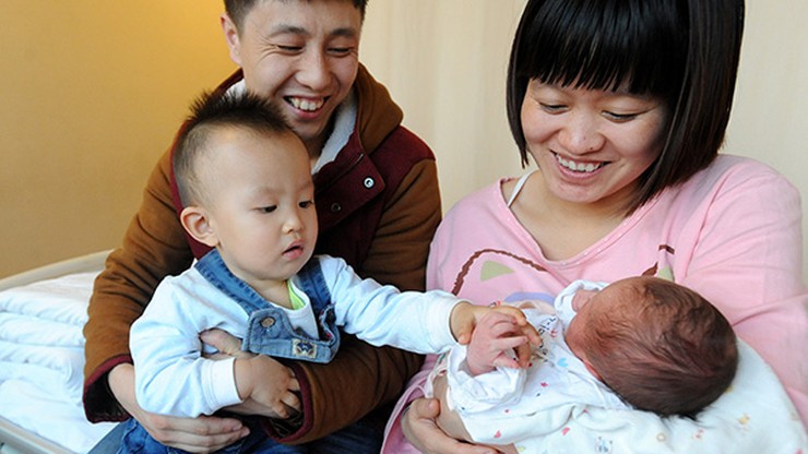 Chińczycy znieśli politykę jednego dziecka. 44 procent urodzeń to drugie w rodzinie