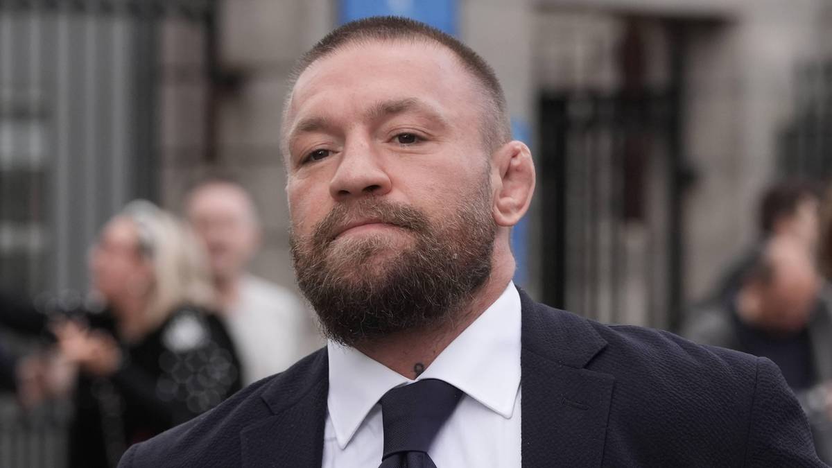 Portret Conora McGregora, zawodnika MMA, w garniturze.