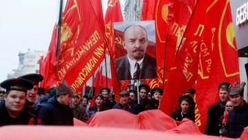Flagi ZSRR, portrety Lenina i Stalina. Komuniści świętowali w Moskwie setną rocznicę przewrotu bolszewików
