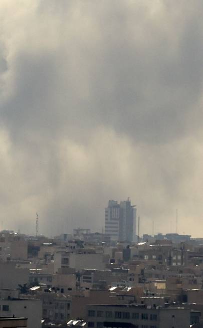 Gęste chmury dymu unoszące się nad miastem, prawdopodobnie po ataku.