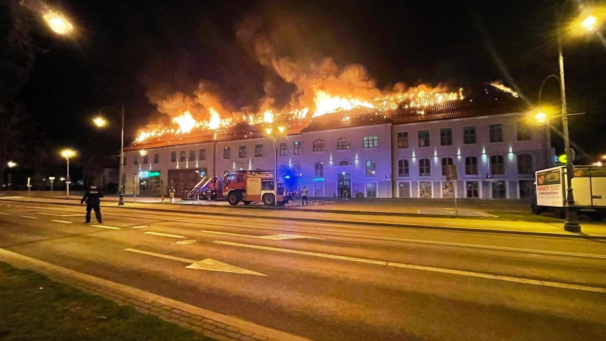 Ełk: Pożar galerii handlowej. Spalił się dach