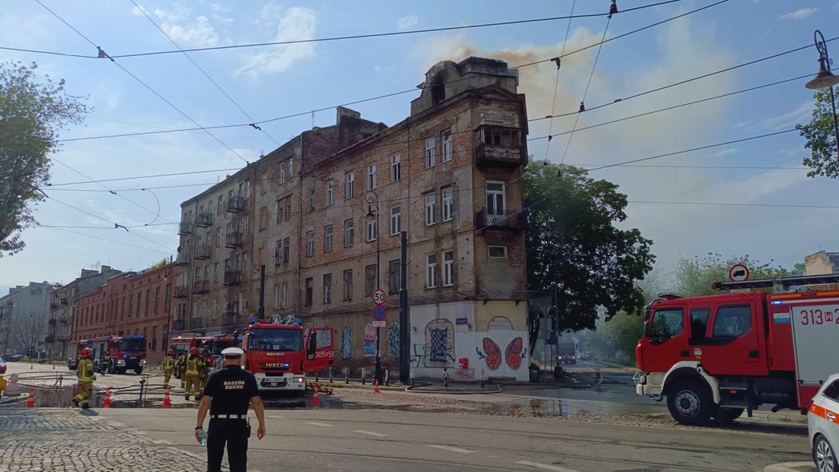 Warszawa. Pożar kamienicy na Pradze. W akcji 11 zastępów straży pożarnej