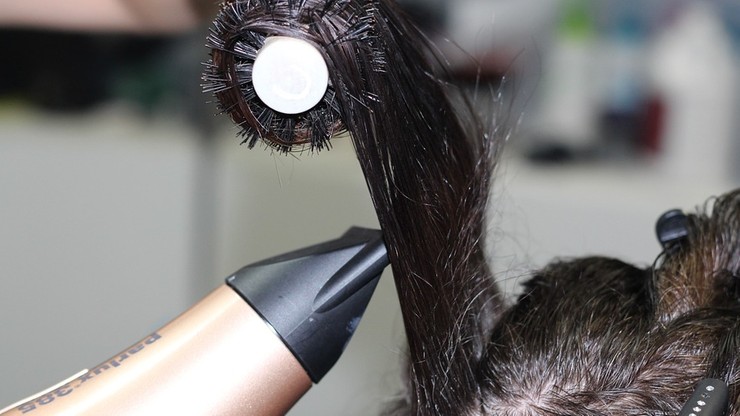 Zakażona fryzjerka przyjmowała klientów. 60 osób mogło zarazić się koronawirusem