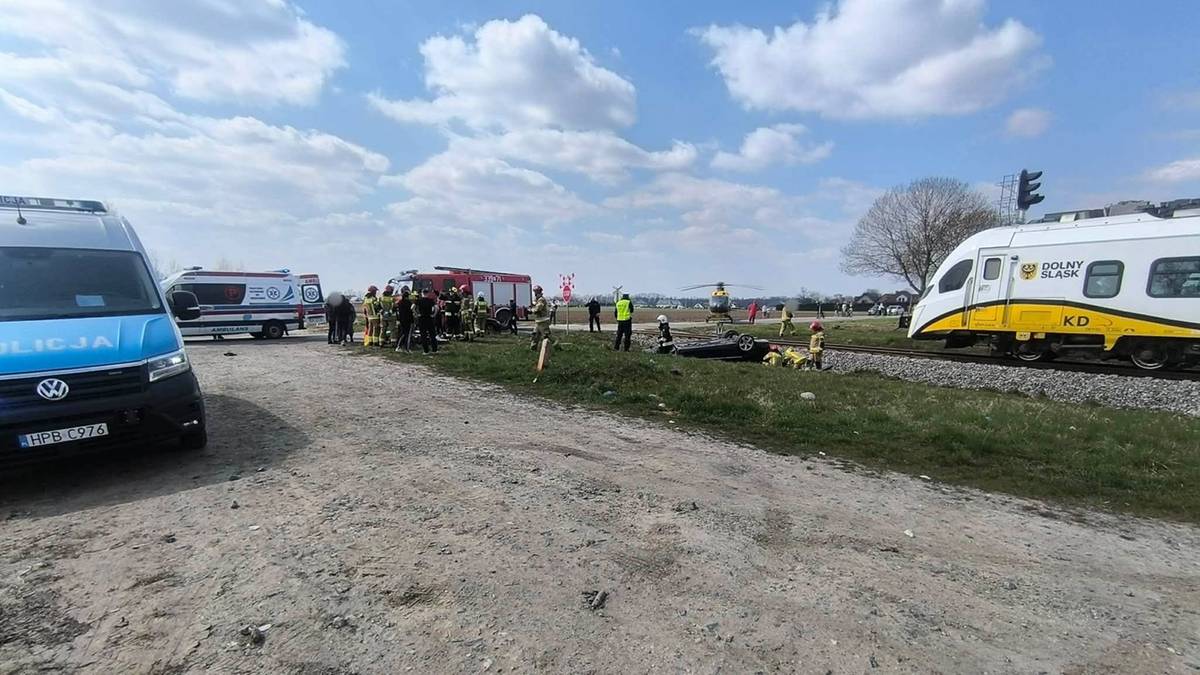 Pijany kierowca wjechał pod pociąg. 12-latek w szpitalu, lądował LPR