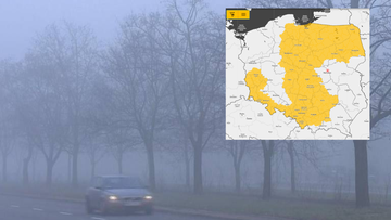 Gęsta mgła na drodze, ograniczająca widoczność. Na pierwszym planie drzewa. W prawym górnym rogu znajduje się mapa Polski z zaznaczonymi obszarami objętymi ostrzeżeniami pogodowymi.