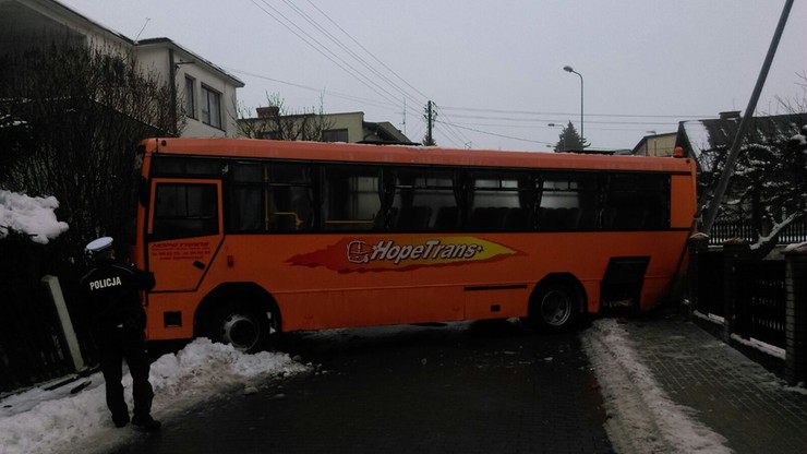 Wypadek szkolnego autobusu w Chojnicach. Pojazd zaklinował się między ogrodzeniami