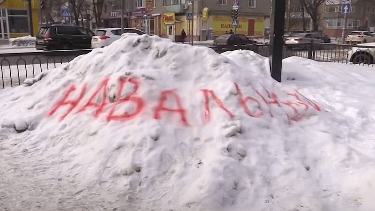 Napis „Nawalny” na zaspie śnieżnej w Rosji. Fot. YouTube / Свободные.
