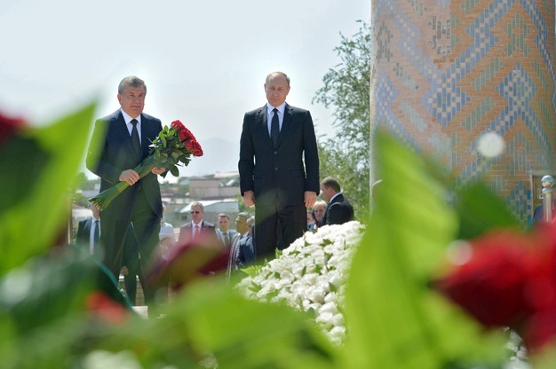 Putin na grobie Karimowa