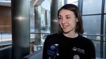 Młoda kobieta, siatkarka, odpowiada na pytanie przed mikrofonem Polsat Sport.
