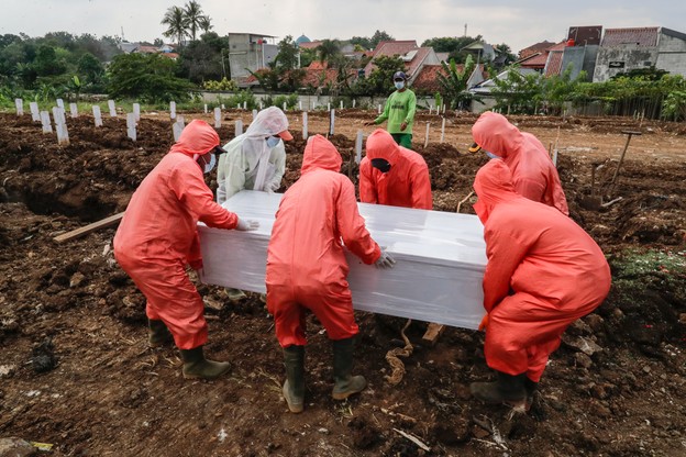 Masowe pochówki zmarłych na COVID-19. Kryzys w Indonezji