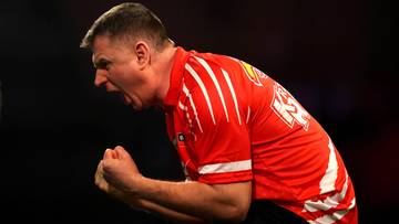 Polski darter Krzysztof Ratajski świętuje zwycięstwo, zaciskając pięści.