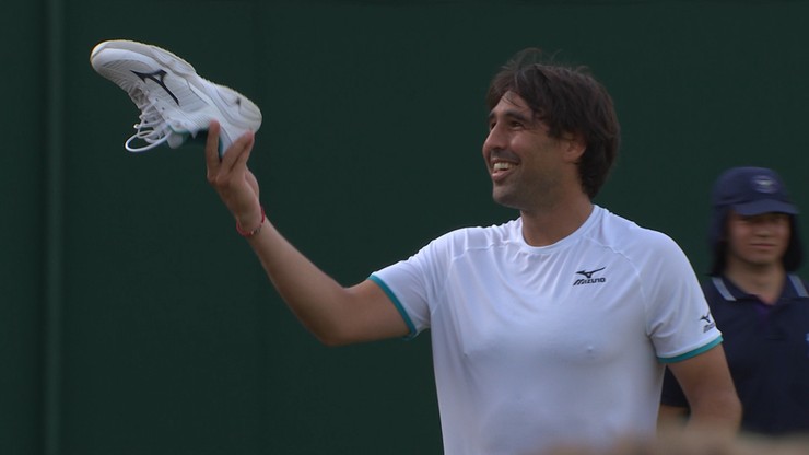 Wzruszające zakończenie kariery Baghdatisa! Oddał kibicom rakiety, spodenki i buty (WIDEO)