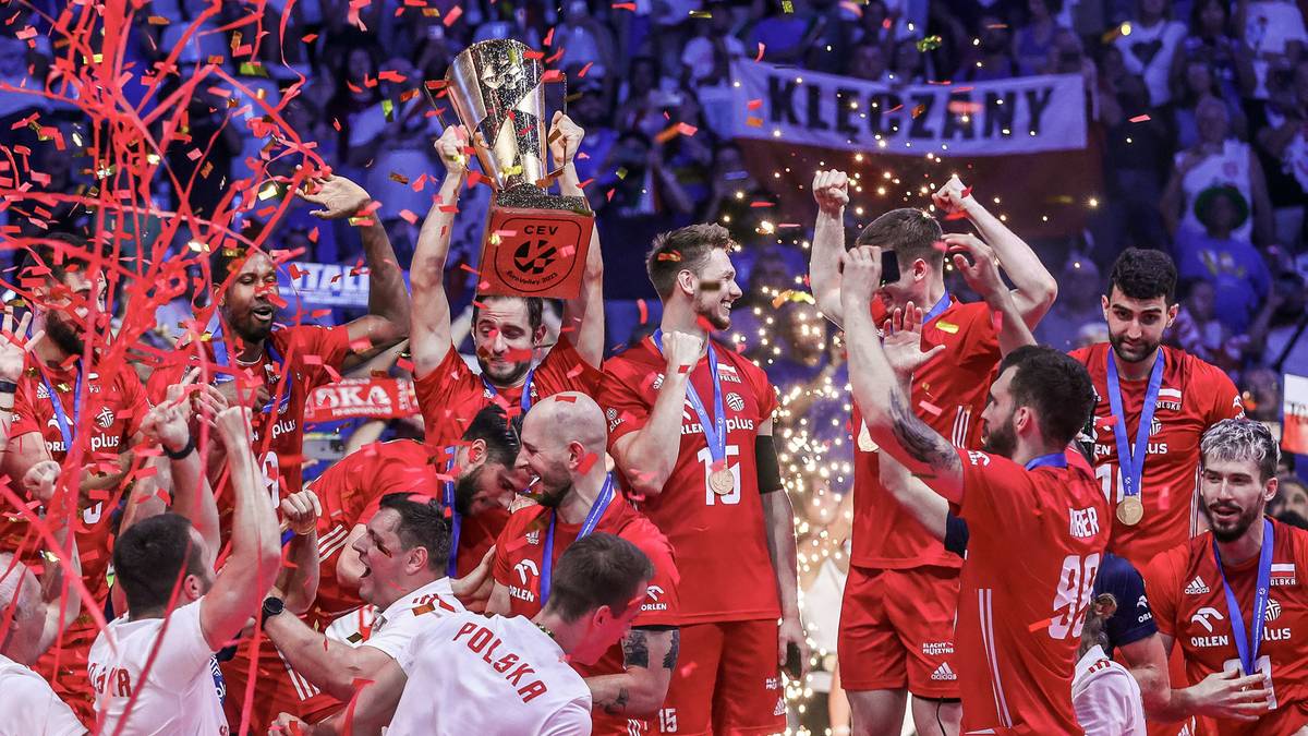 Siatkarze reprezentacji Polski z pucharem po zwycięstwie na Mistrzostwach Europy.