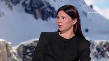 Kobieta w czarnej marynarce patrzy w bok, na tle zimowego krajobrazu g&oacute;rskiego.