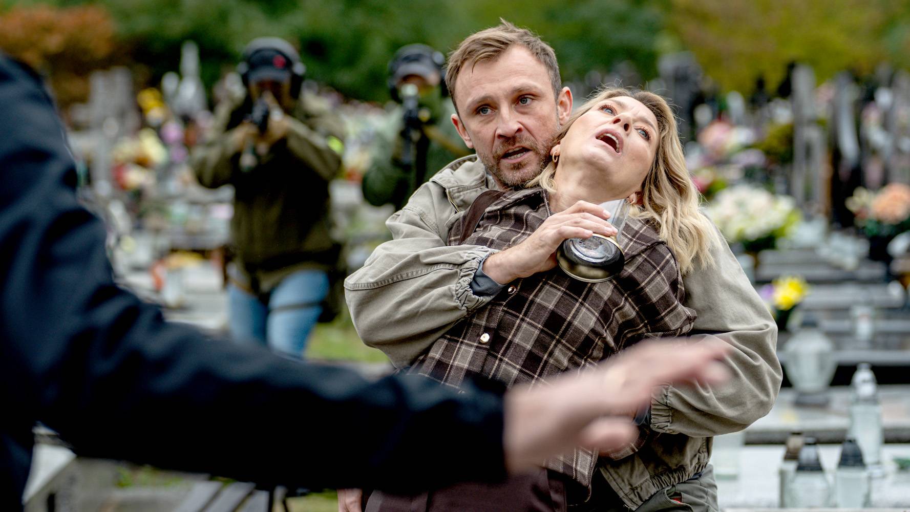 Przyjaciółki: To jednak on! Chwile grozy na cmentarzu - Polsat.pl