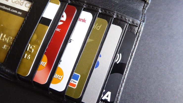 Polacy używają coraz mniej kart kredytowych