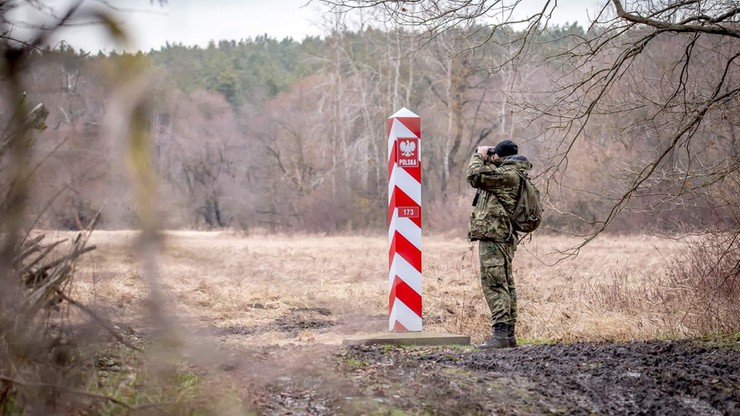 Sytuacja na granicy. Atak migrantów na polskich funkcjonariuszy i poszukiwania na bagnach
