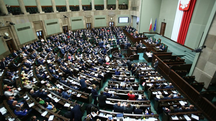 Sondaż: 53 proc. Polaków niezadowolonych z demokracji w Polsce