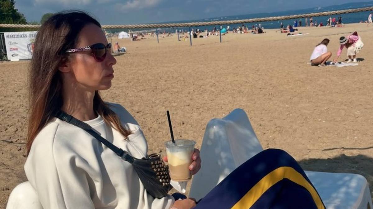 Izabela Bełcik na plaży z napojem