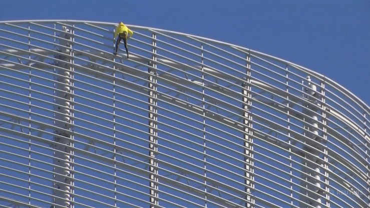 "Człowiek pająk" wspiął się na wieżowiec w Paryżu. Bez sprzętu i zabezpieczenia