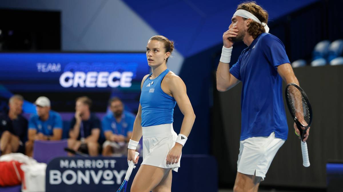 Dwoje tenisist&oacute;w z drużyny Grecji na korcie podczas United Cup.