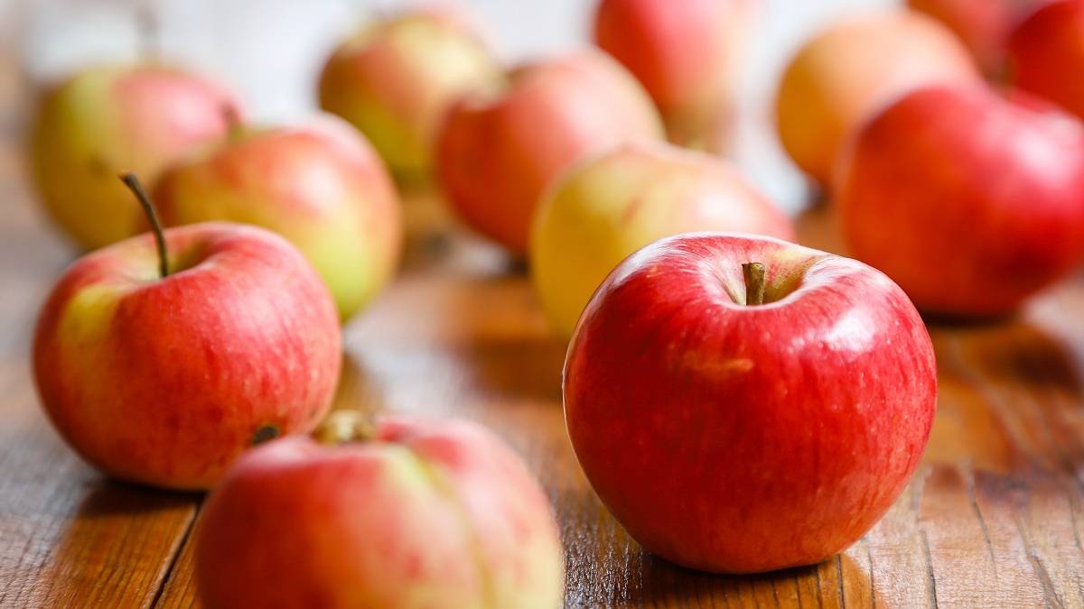 Piekący język po zjedzeniu jabłka? Fot. Pixabay.
