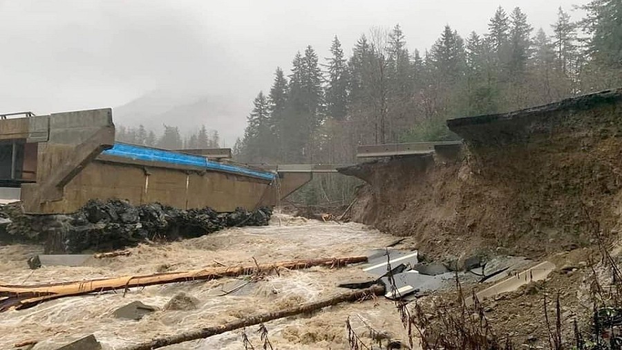 Fragment autostrady Coquihalla zniszczony przez powódź i osuwiska. Fot. Facebook / Alison Hlatky.