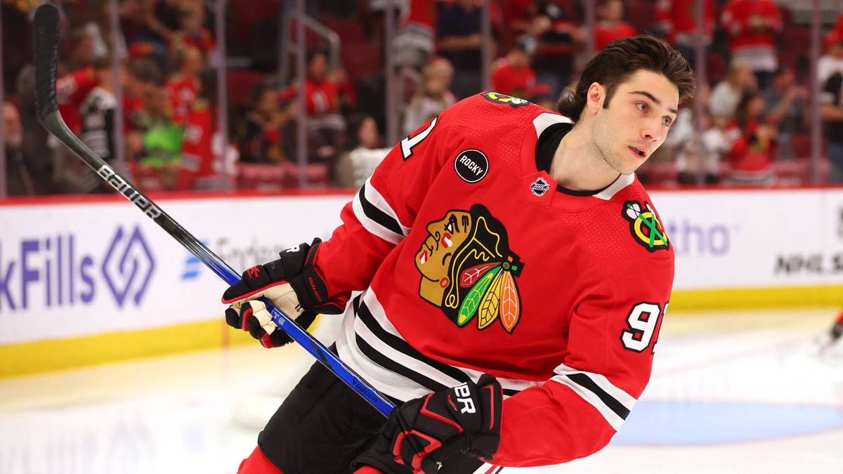 Hokeista w czerwonej koszulce Chicago Blackhawks z numerem 9, w trakcie gry.