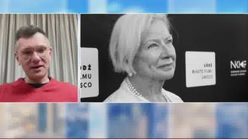 Kolaż dw&oacute;ch zdjęć: po lewej mężczyzna w czerwonej bluzie, po prawej czarno-białe zdjęcie Bozeny Dykiel.