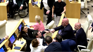 Niecodzienne sceny w gruzińskim parlamencie. Doszło do bójki, jest nagranie