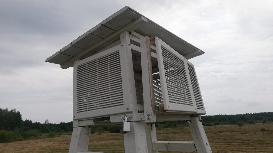 Uszkodzona stacja meteo na mrozowisku w Neplach k. Terespola. Fot. Paweł Reducha / TwojaPogoda.pl