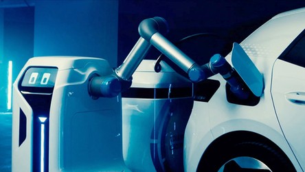Volkswagen zbudował autonomicznego robota do łatwego ładowania pojazdów elektrycznych [FILM]