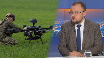 Kolaż przedstawiający żołnierza przygotowującego drona do startu oraz ambasadora Ukrainy udzielającego wywiadu w studiu telewizyjnym.