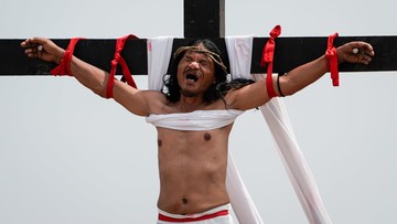 Filipińscy pokutnicy dali się przybić do krzyży. Kościół nie pochwala takich praktyk