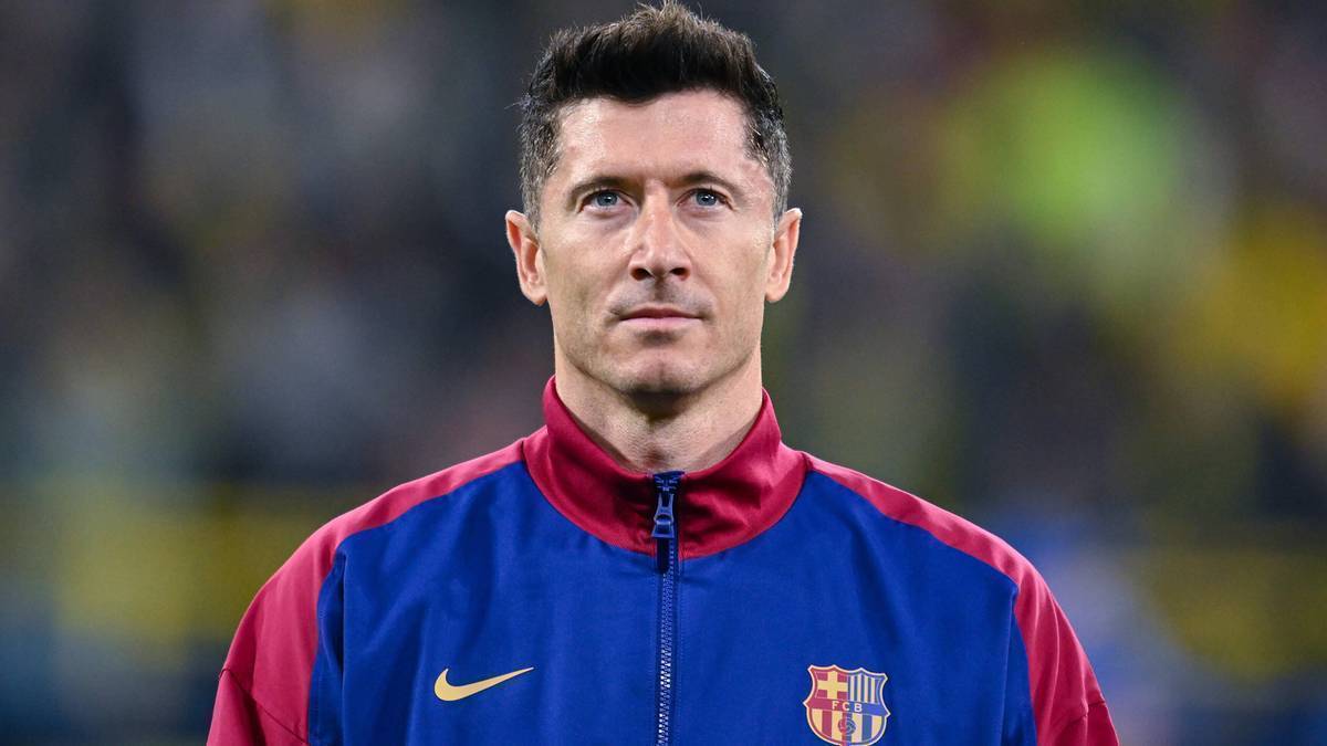 Robert Lewandowski w stroju FC Barcelony, patrzący przed siebie z poważnym wyrazem twarzy.