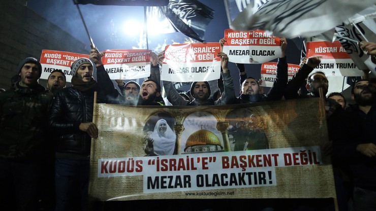 "Precz z Ameryką, precz z Izraelem". Kilka tysięcy osób protestowało w Stambule przeciw decyzji Trumpa