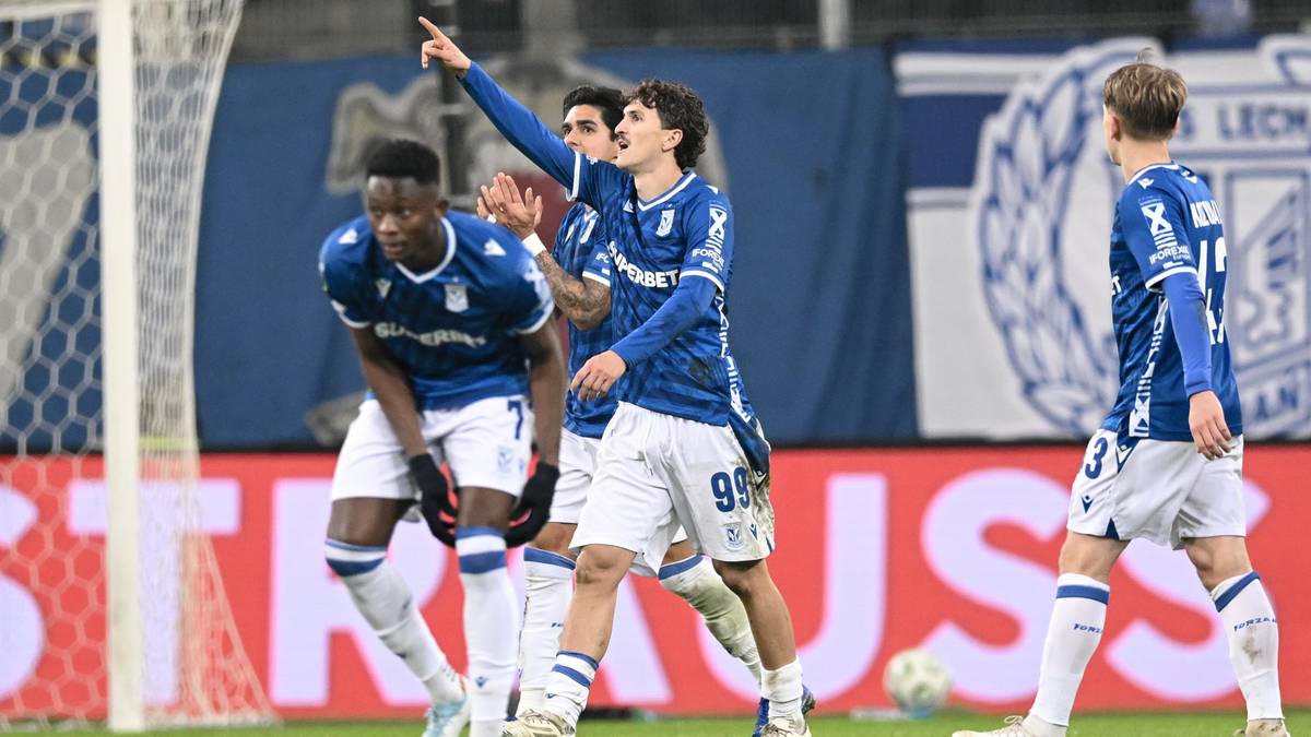 Piłkarze Lecha Poznań świętujący zdobycie bramki.