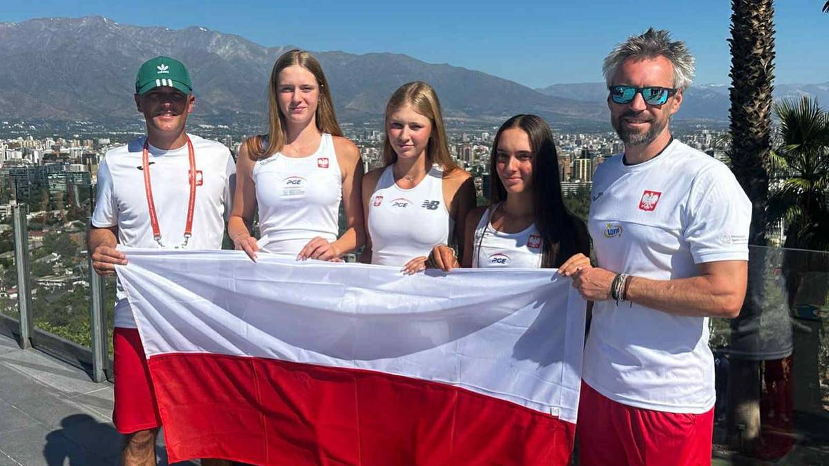 Polski zesp&oacute;ł tenisowy, w tym młode kobiety i mężczyźni, trzyma flagę Polski.