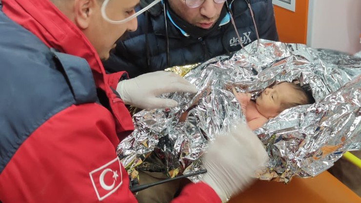 Turcja. Matka i dziesięciodniowy noworodek wyciągnięci spod gruzów