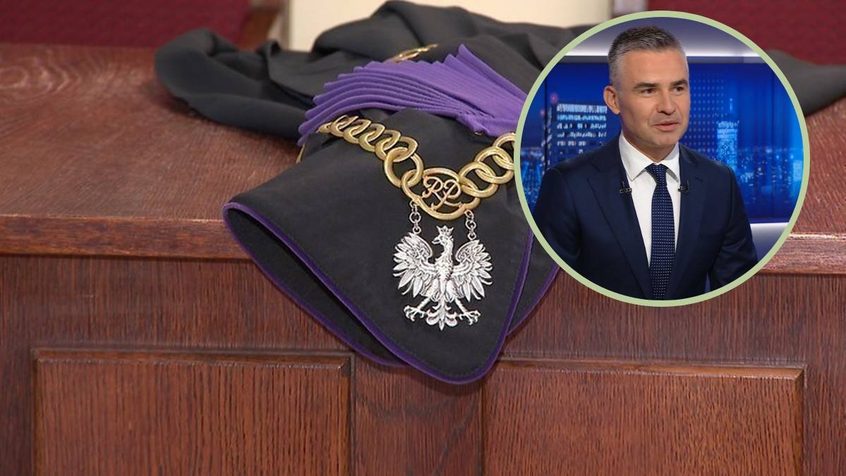 Sądowa toga i biret z orłem w koronie, obok okrągłe zdjęcie mężczyzny w garniturze.